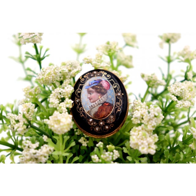 Gold Brooch with Figure of Ancient Lady For Sale - Image 6 of 7