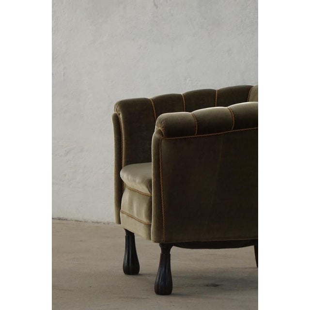 1940s Mid-20th Century Danish Shell Lounge Chairs in Green Velvet, 1940s, Set of 2 For Sale - Image 5 of 18