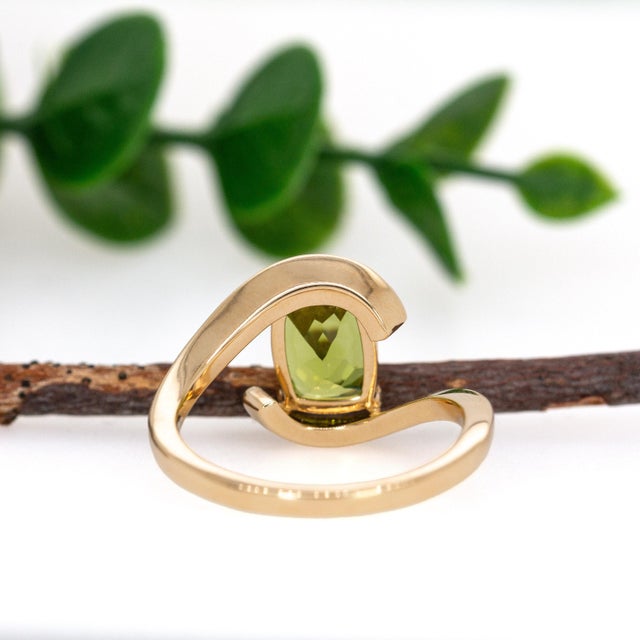Bypass Shank 2.1cts Peridot Solitaire Ring in Solid 14k Yellow Gold | Cu 9x7mm, Size 6.75 For Sale In Columbus - Image 6 of 7