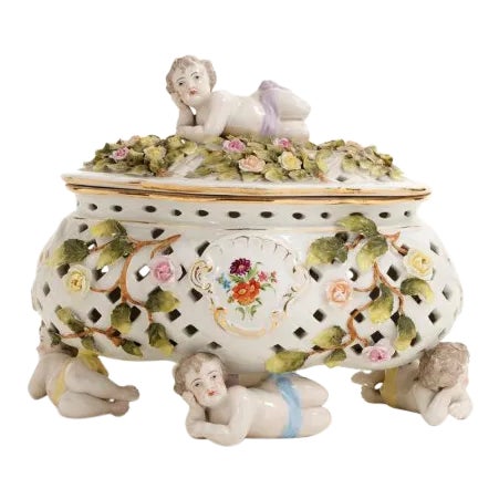 1930s French Porcelain Casket Featuring Cherubs and Floral Decoration For Sale