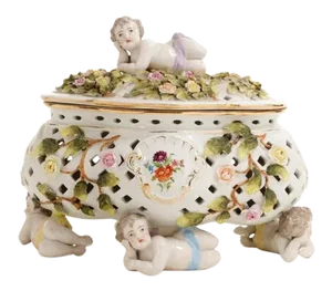 1930s French Porcelain Casket Featuring Cherubs and Floral Decoration