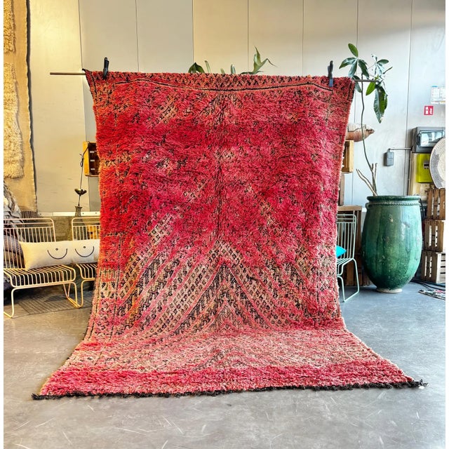 This authentic vintage Beni M’Guild Moroccan rug, woven in the 1960s–1970s, is a remarkable example of traditional Berber...