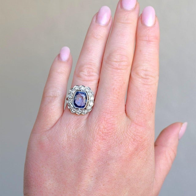 Art Deco Pompadour ring (circa 1930), masterfully crafted in solid platinum. At its heart lies a magnificent 4-carat...