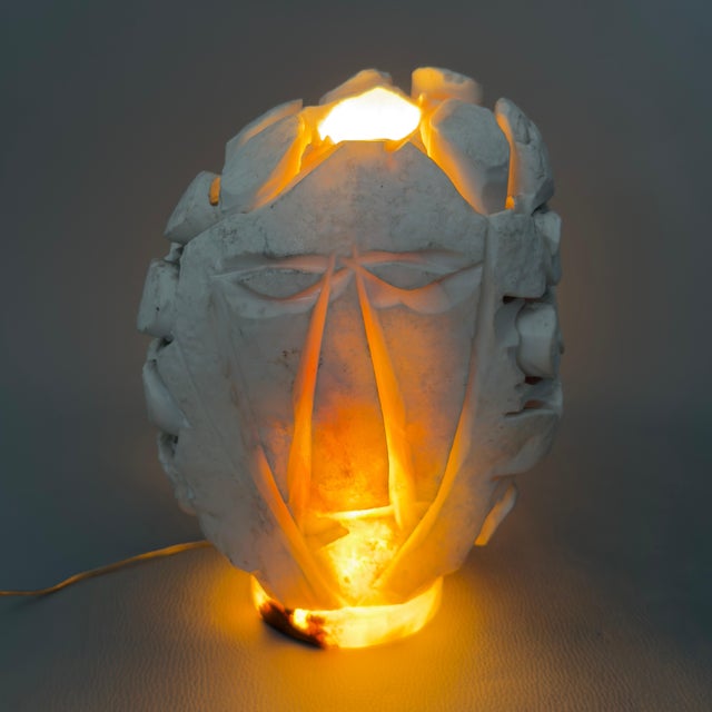 A furnishing element with a bold and mysterious design. This imposing sculptural lamp, the fruit of the creativity of a...