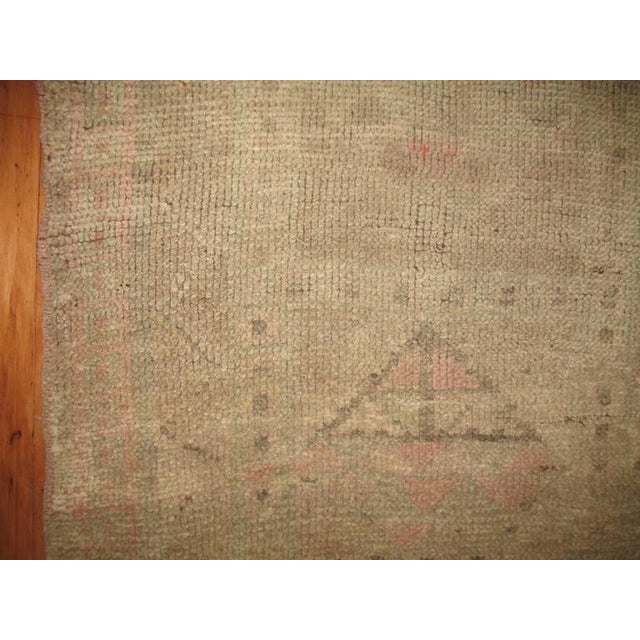 Early 21st Century Light Pink Cream Mid-20th Century Neutral Moroccan Runner - 2'10" x 9'7" For Sale - Image 5 of 6