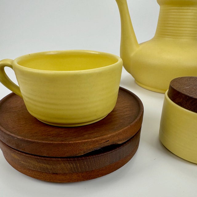 Mid-Century Modern Five Cup Tea Set in Yellow Ceramic and Teak from Ernestine Salerno, Italy, 1960s, Set of 13 For Sale - Image 6 of 7