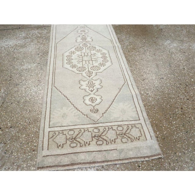 Galerie Shabab Collection Mid-20th Century Turkish Oushak Throw Rug For Sale In New York - Image 6 of 8