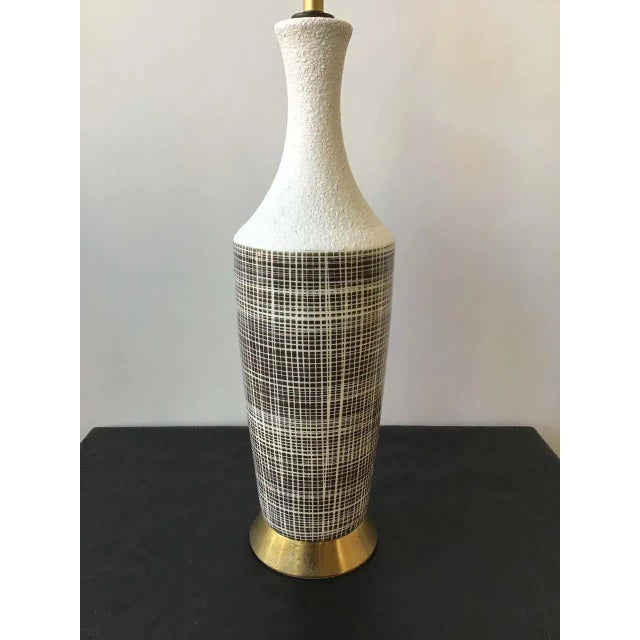 1950s ceramic grid pattern brown and white table lamp. Needs rewiring.