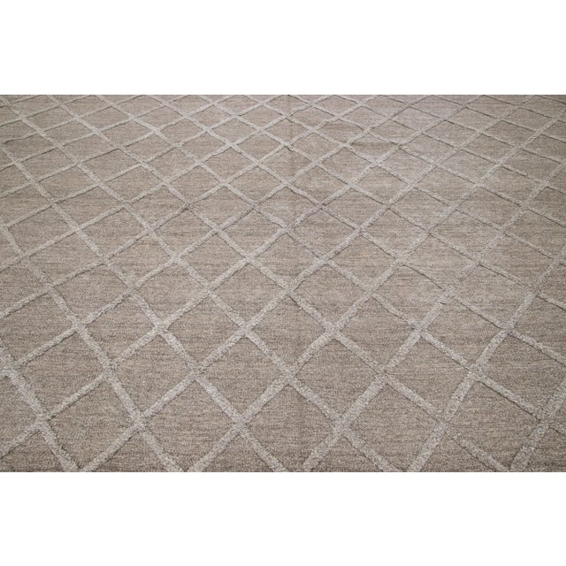 Textile High-Low Contemporary Flaweave Kilim Wool Rug With Trellis Design in Brown For Sale - Image 7 of 9
