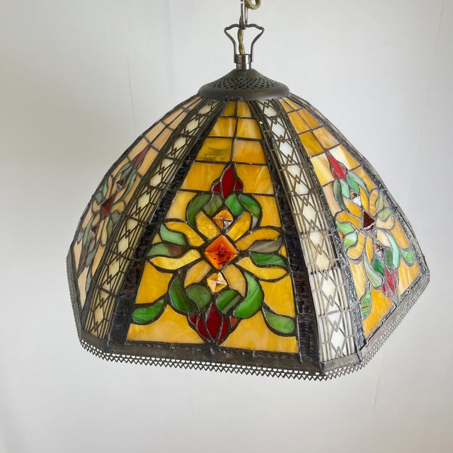 Tiffany-style stained glass pendant light – 40 cm diameter Decorative Tiffany-style pendant light with a stained glass...