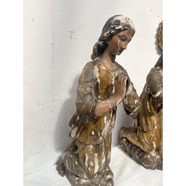 Wood Adoring Angels, 1700s, Polychrome and Gilded Carved Wood, Set of 2 For Sale - Image 7 of 18