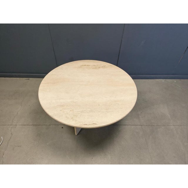 Beautiful dining table or center table made from travertine stone. Elegant round table top. Good condition 1970s - Italy...