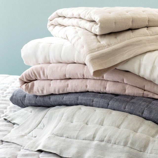 Easygoing elegance in a gorgeous linen/viscose quilt with a lofty filling and versatile neutral hue. Go ahead; hit the...