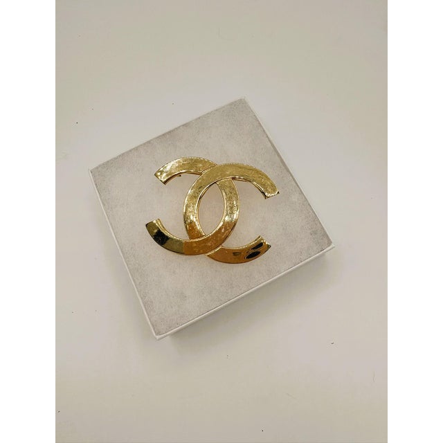Contemporary Vintage Gold Tone Metal Interlocking CC Brooch With Paris Stamp For Sale - Image 3 of 10