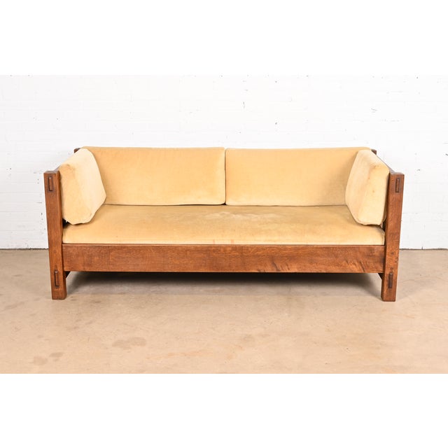 A gorgeous Mission or Arts & Crafts style settle sofa By L. & J.G Stickley USA, Circa Late 20th Century Solid quarter sawn...