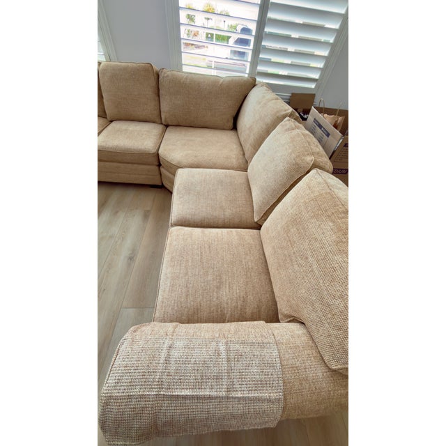 Attributed Bassett Custom L-Shaped Sectional – Natural Linen Blend – Excellent Condition Elevate your living space with...