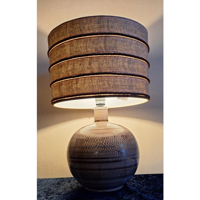 1980s Vintage Table Lamp with Painted Ceramic Base and Handmade Fabric Shade by Grandi for Lamplove For Sale - Image 5 of 10