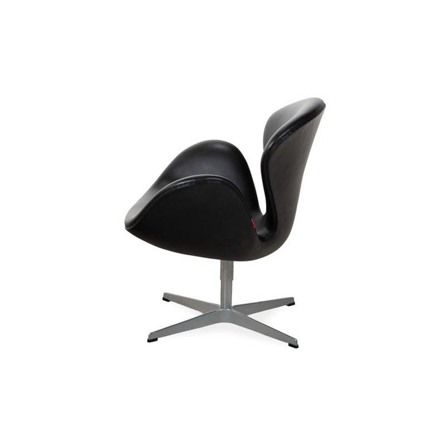 Swan Swivel Chair in Black Leather by Arne Jacobsen for Fritz Hansen For Sale - Image 12 of 14