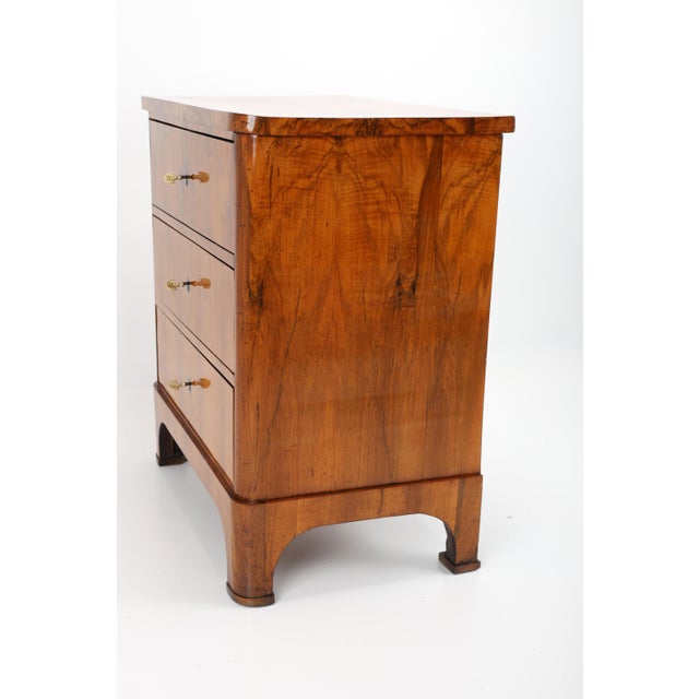 South German Biedermeier Chest of Drawers in Walnut, 1820s For Sale - Image 3 of 13