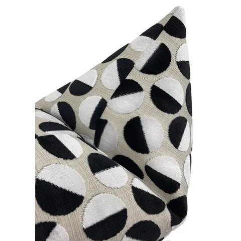 22" Ebony Brooklyn Cut Velvet Pillows - a Pair For Sale - Image 4 of 5