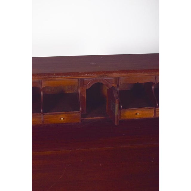 Paper chest of drawers in mahogany. Elegant, finished in a warm, uniform tone that emphasises the natural grain of the...