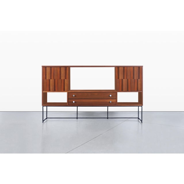 Sienna 1960s Mid-Century Modern Walnut and Rosewood Display Cabinet by Stanley For Sale - Image 8 of 14