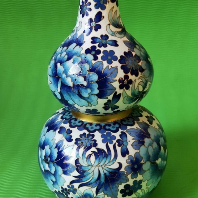 Vintage Cloisonné Enamel Double-Gourd Vase – Blue & White Floral Motif For Sale In Los Angeles - Image 6 of 9