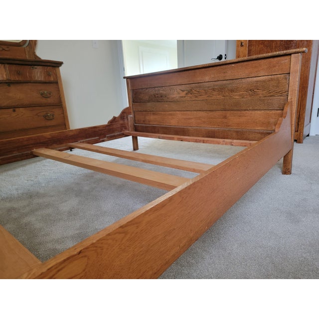 Wood Antique Quarter-Sawn Tiger Oak Full Bed With Carved Floral Crest, c.1905 For Sale - Image 7 of 10