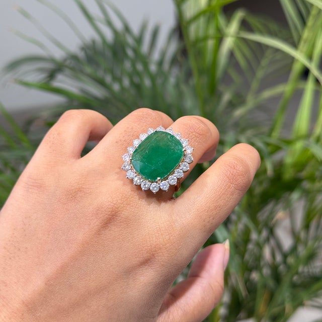VRJewels 18.05 Ct Emerald & 2.72 Ct Diamond 14k Yellow Gold Statement Ring Size 6.5 For Sale In New York - Image 6 of 17