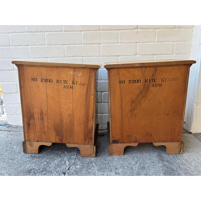 Vintage Colonial Early American Style Hard Maple Nightstands by the Unique Furniture Makers Company, 2 Pieces For Sale In Los Angeles - Image 6 of 7