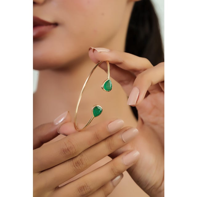Contemporary 2.58ct Pear Emerald Open Cuff Bangle Bracelet in 14k Yellow Gold For Sale - Image 9 of 17