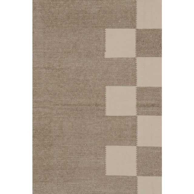 Rug & Kilim’s Contemporary Dhurrie Rug in Taupe and Cream Geometric Pattern For Sale In New York - Image 6 of 9