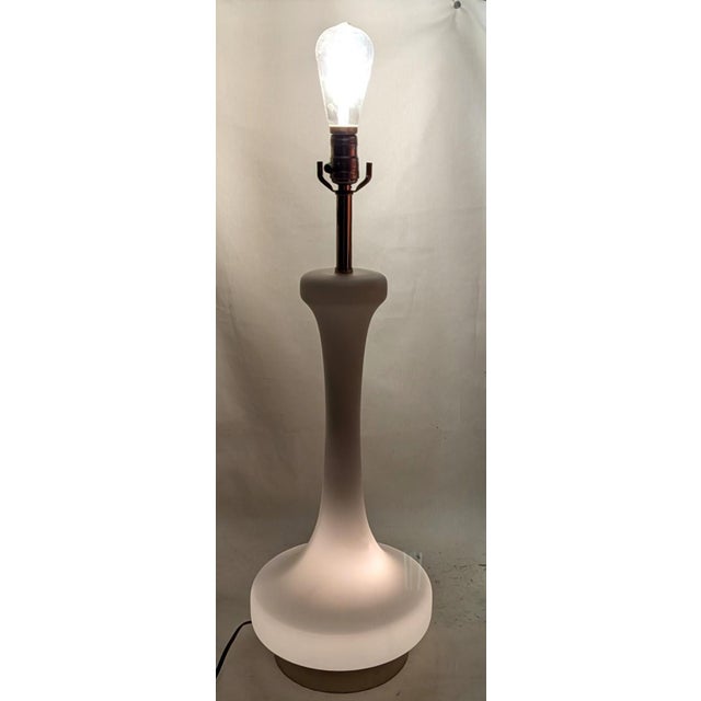 Vintage Laurel Lamp Co. Satin Glass Table Lamp – Mid-Century Modern White Mushroom Form A sophisticated and sculptural...