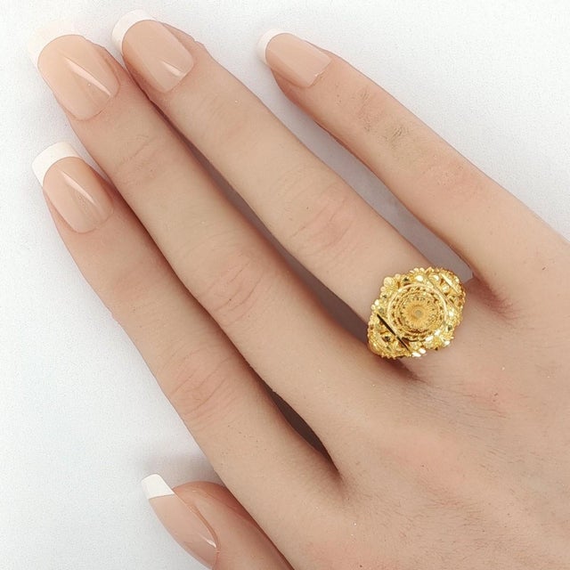 Asian Mid 20th Century 22k Yellow Gold Diamond Cut Fancy Floral Ring Size 7 For Sale - Image 3 of 6