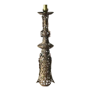 Vintage Mid Century Chinoiserie Ornate Pierced Centerpiece Filigree Design Brass Table Lamp