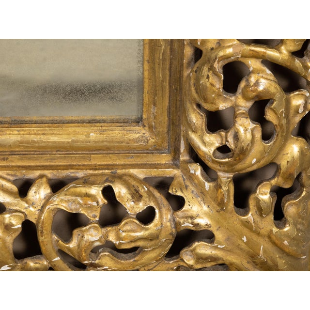 Italian 1940s Giltwood Mirror with Carved Scrolling Foliage and Acanthus Leaves For Sale In Atlanta - Image 6 of 8