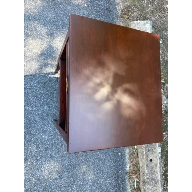 Wood Early 20th Century Federal Style Mahogany Inlaid End Side Table. For Sale - Image 7 of 13