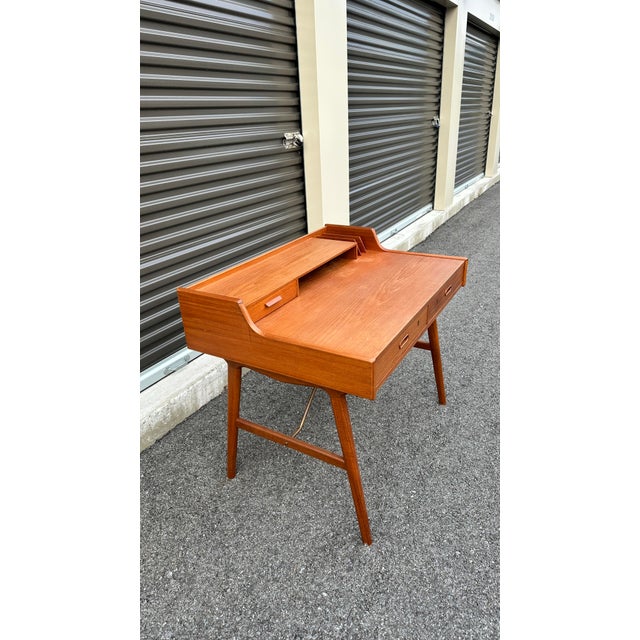 Focus on writing that essay at this gorgeous teak desk designed by Arne Wahl Iversen for Vinde Møbelfabrik. This piece...