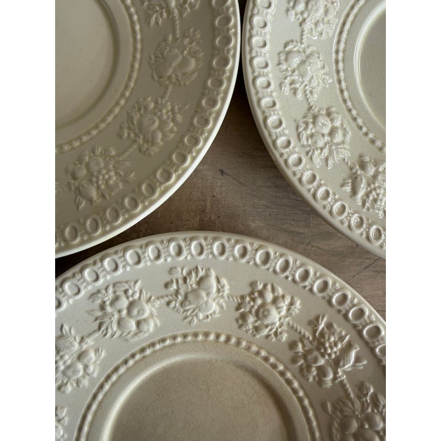 1950s Wedgwood Wellesley 7 Inch Plates Set of 6 – Cream Embossed Queensware – Made in England For Sale - Image 11 of 12