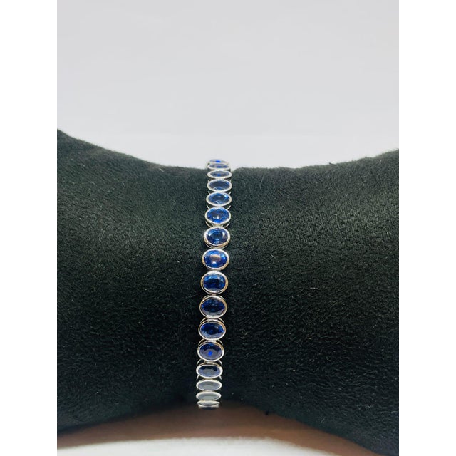 Gemstone Elegant 18k Gold Blue Sapphire Bracelet, 17.38 Carats For Sale - Image 7 of 10