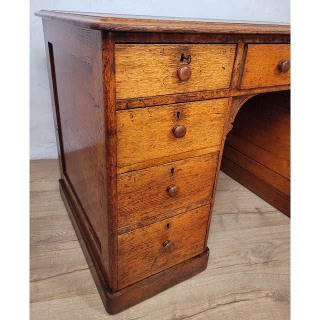 Brown Victorian Writing Desk in Oak and Leather, 1890 For Sale - Image 8 of 18