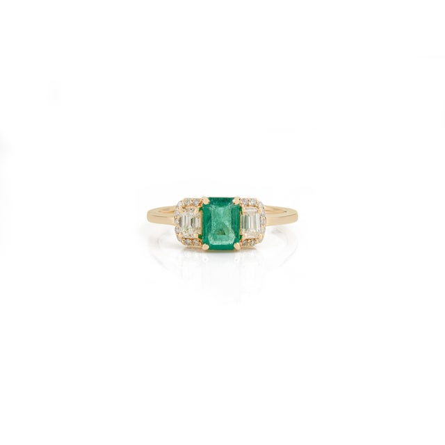 Hollywood Regency VRJewels 14k Yellow Gold 1ct Natural Zambian Emerald & Diamond Three-Stone Ring Size 6.5 For Sale - Image 3 of 13