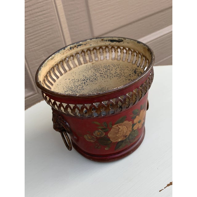 French Red & Gold Tole Cachepot With Lion Head Handles and Pierced Gallery Rim For Sale - Image 4 of 10