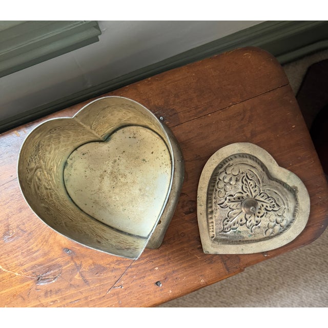 Traditional Mid 20th Century Vintage Heart Shaped Tin Box For Sale - Image 3 of 8