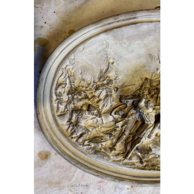 Art Deco Antique Oval Plaster Relief Plaque – Dramatic Battle Scene, Signed Lorenz Schober München, Ca. 1900–1930. For Sale - Image 3 of 5