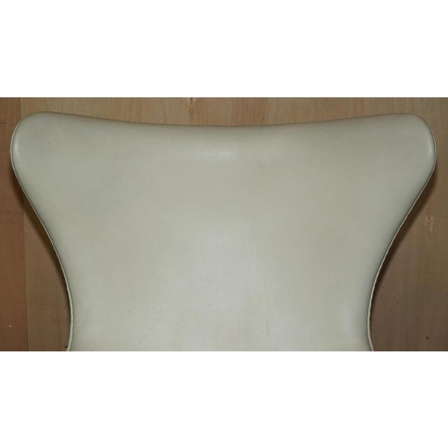 Animal Skin Set of Cream Leather Egg Chair & Footstool from Fritz Hansen For Sale - Image 7 of 18