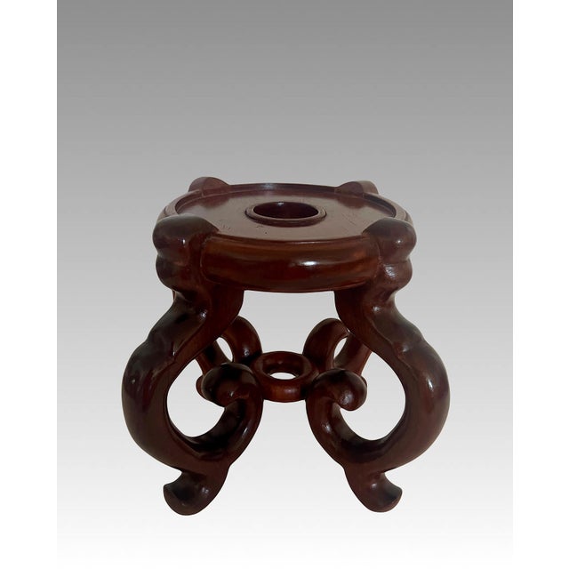 Vintage solid red brown rosewood stand or pedestal with turned round top that can accommodate a heavy orb / globe / vase /...