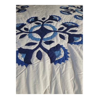 Late 20th Century Hand-Appliquéd Blue Floral Medallion Queen Quilt With Sawtooth Edges For Sale