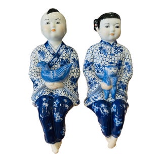 Pristine 1980s Chinoiserie Cobalt Blue & White Porcelain Shelf Sitters - A Pair For Sale