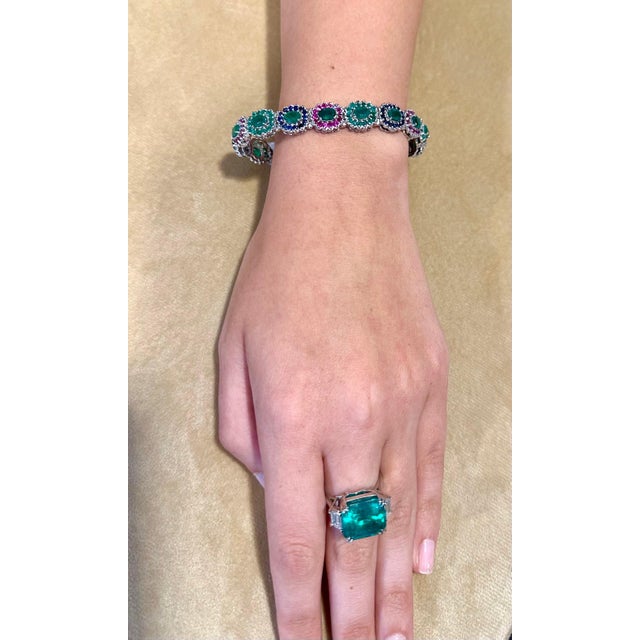 Agl Certified 8.90 Colombian Emerald , Insignificant & Solitaire Diamond Ring For Sale In New York - Image 6 of 8